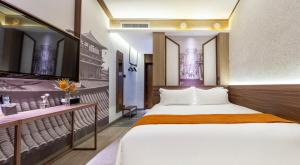 a bedroom with a large bed in a room at 洛阳Travel World Hotel in Luoyang