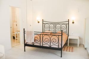 een slaapkamer met een bed met een metalen frame bij SaunaPark SPA in Łowyń