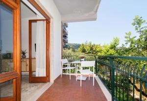een balkon met een tafel en stoelen erop bij Casa Enza, for up to 5 people, Sorrento center in Sorrento