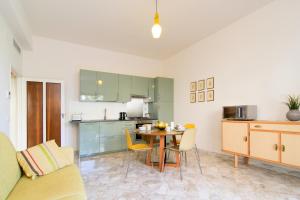een keuken en eetkamer met een tafel en stoelen bij Casa Enza, for up to 5 people, Sorrento center in Sorrento