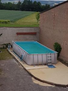 Bazén v ubytovaní Alte Mühle Kelbra - ehemalig ALBIG alebo v jeho blízkosti