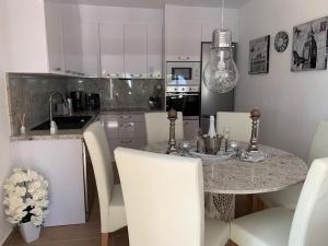 Kuchnia lub aneks kuchenny w obiekcie Villa Emilia 8 PAX