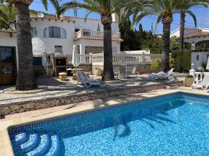 basen przed domem z palmami w obiekcie Villa Emilia 8 PAX w mieście Calpe