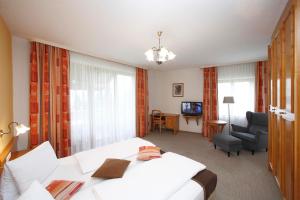 A television and/or entertainment centre at Hotel Magerl