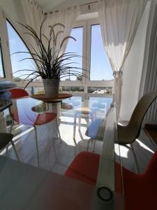 Del Parque Flats - Guadalmar - Beach & Relax في مالقة: غرفة طعام مع طاولة وكراسي