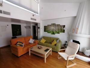 マラガにあるDel Parque Flats - Guadalmar - Beach & Relaxのリビングルーム(ソファ、テーブル付)