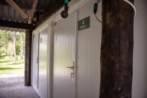 Blesdijke的住宿－Glamplodge met privé sanitair，走廊上设有两个车库门,墙上有标志
