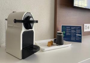 une cafetière assise au-dessus d'un comptoir dans l'établissement Campanile Martigny, à Martigny-Ville