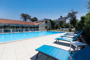בריכת השחייה שנמצאת ב-Hotel Arcu Di Sole או באזור