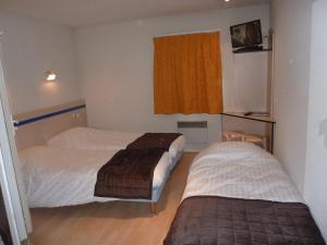 Postel nebo postele na pokoji v ubytování Lac'Hotel France