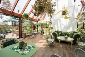 szklarnia z kanapami, stołami i roślinami w obiekcie SeaPark Hotel Wellness & Spa w Kołobrzegu