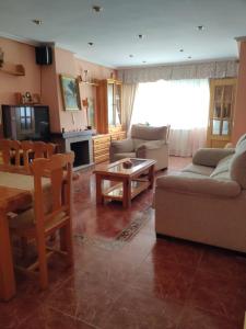 - un salon avec un canapé et une table dans l'établissement CASA LOS ABUELOS, à Navalmoral
