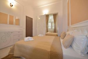 sypialnia z dużym łóżkiem z dwoma ręcznikami w obiekcie AMADEUS RESIDENCE w Bukareszcie