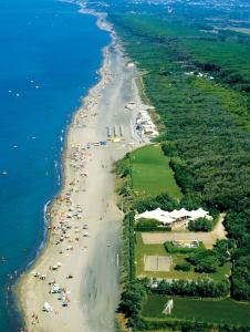 una vista aérea de una playa con multitud de personas en Happy Camp mobile homes in Villaggio Camping Baia Domizia, en Baia Domizia