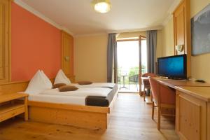 A television and/or entertainment centre at Hotel Magerl