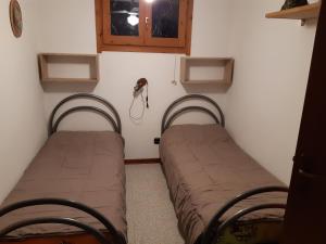 En eller flere senge i et værelse på Stella Marina