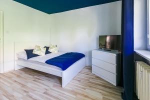 sypialnia z łóżkiem i telewizorem z płaskim ekranem w obiekcie Apartament w Centrum III w Ustce