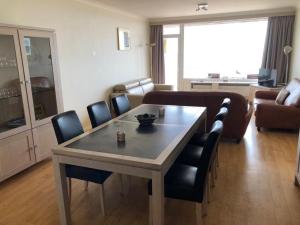 ein Wohnzimmer mit einem Tisch und einem Sofa in der Unterkunft 'SPA' - Family Apartment with Amazing Seaview in Ostende