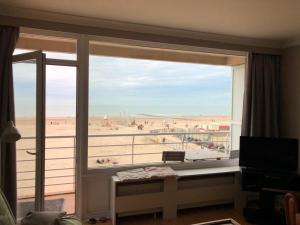 Zimmer mit einem großen Fenster und Strandblick in der Unterkunft 'SPA' - Family Apartment with Amazing Seaview in Ostende