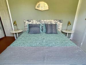 トマールにあるCasa da Anunciada, Countryside Retreatのベッドルーム1室(大型ベッド1台、テーブル2台付)