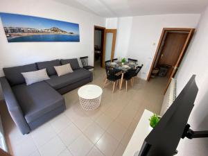 Ruang duduk di Apartamentos AR Isern +87 gambar