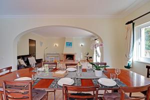 een eetkamer met een tafel en stoelen bij Casa Helena in Quarteira