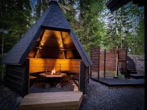 una pequeña cabaña de madera con chimenea en Villa Lumi 10 henkilölle, Himos Länsihuippu, en Jämsä
