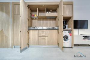 Kuchyň nebo kuchyňský kout v ubytování Artsy Studio at Shamal Waves JVC by Deluxe Holiday Homes