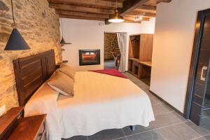 Postel nebo postele na pokoji v ubytování Apartamentos Rurales Casa Llongo
