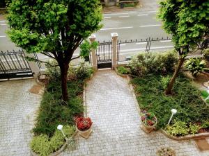 A garden outside Meuble' 21 di Anna