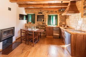 Kuchyň nebo kuchyňský kout v ubytování Apartamentos Rurales Casa Llongo
