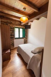 Postel nebo postele na pokoji v ubytování Apartamentos Rurales Casa Llongo