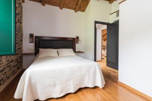 Coaña的住宿－Apartamentos Rurales Casa Llongo，卧室配有一张白色大床