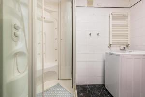 Kúpeľňa v ubytovaní Ferienwohnung in San Zeno mit schönem Seeblick + 17 fotografií