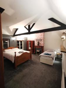 1 dormitorio grande con 2 camas y chimenea en Huge 6-Bed Apartment in Darlington Centre en Darlington