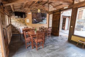 TV a/nebo společenská místnost v ubytování Apartamentos Rurales Casa Llongo
