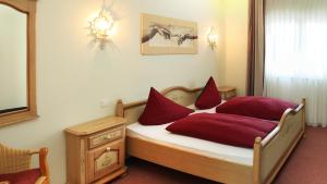 Postel nebo postele na pokoji v ubytování Hotel Zur Post