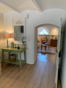 una sala de estar con una mesa verde y una habitación en Pension Villa Fortuna, en Lübben