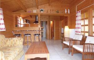 Stunning Home In Gerolstein With 2 Bedrooms And Wifiにあるレストランまたは飲食店