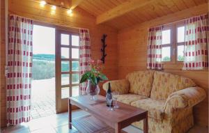 Un lugar para sentarse en Stunning Home In Gerolstein With 2 Bedrooms And Wifi