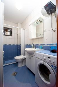 Vonios kambarys apgyvendinimo įstaigoje The Blue Apartments