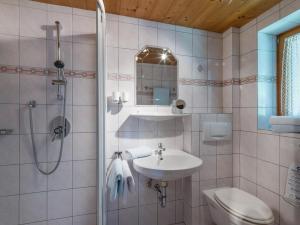 y baño con lavabo, aseo y ducha. en Appartement Wörgötter Evi, en Sankt Johann in Tirol