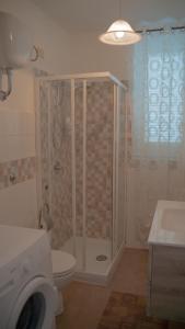 e bagno con doccia, servizi igienici e lavandino. di Castellabate Apartments Casa Ronna Rosa a Santa Maria di Castellabate