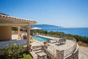 Villa con piscina e vista sull'oceano di Villa Irida a Ayia Evfimia