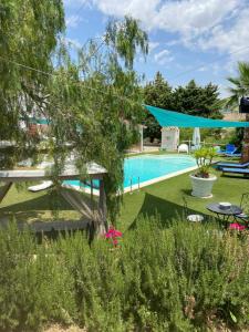 vista sul giardino e sulla piscina di La casa di Gioggiò a Ioppolo Giancaxio