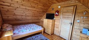 Llit o llits en una habitació de Domek Mazury - Jezioro Orzysz