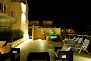 a balcony with chairs and a tub on a building at Hotel Prater in Grottammare