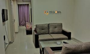 - un salon avec un canapé et une table dans l'établissement HS Global Apartments, à Rawalpindi