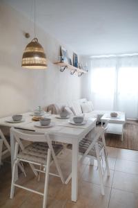 a white table and chairs in a living room at Wave & Chill -The House- in Cotillo