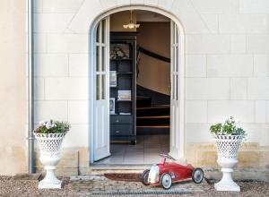 a red toy car sitting in front of a door at Le Clos Richelieu in Amboise